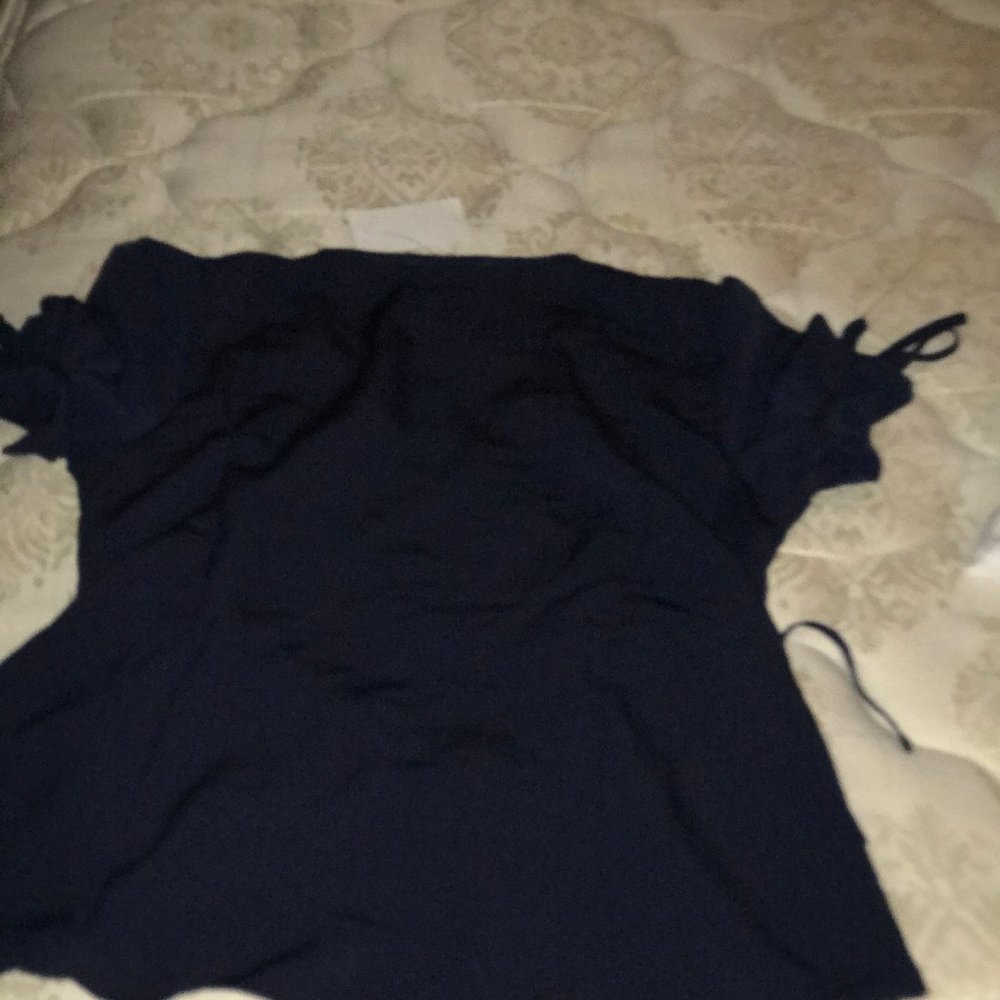 short sleeve navy top with bows